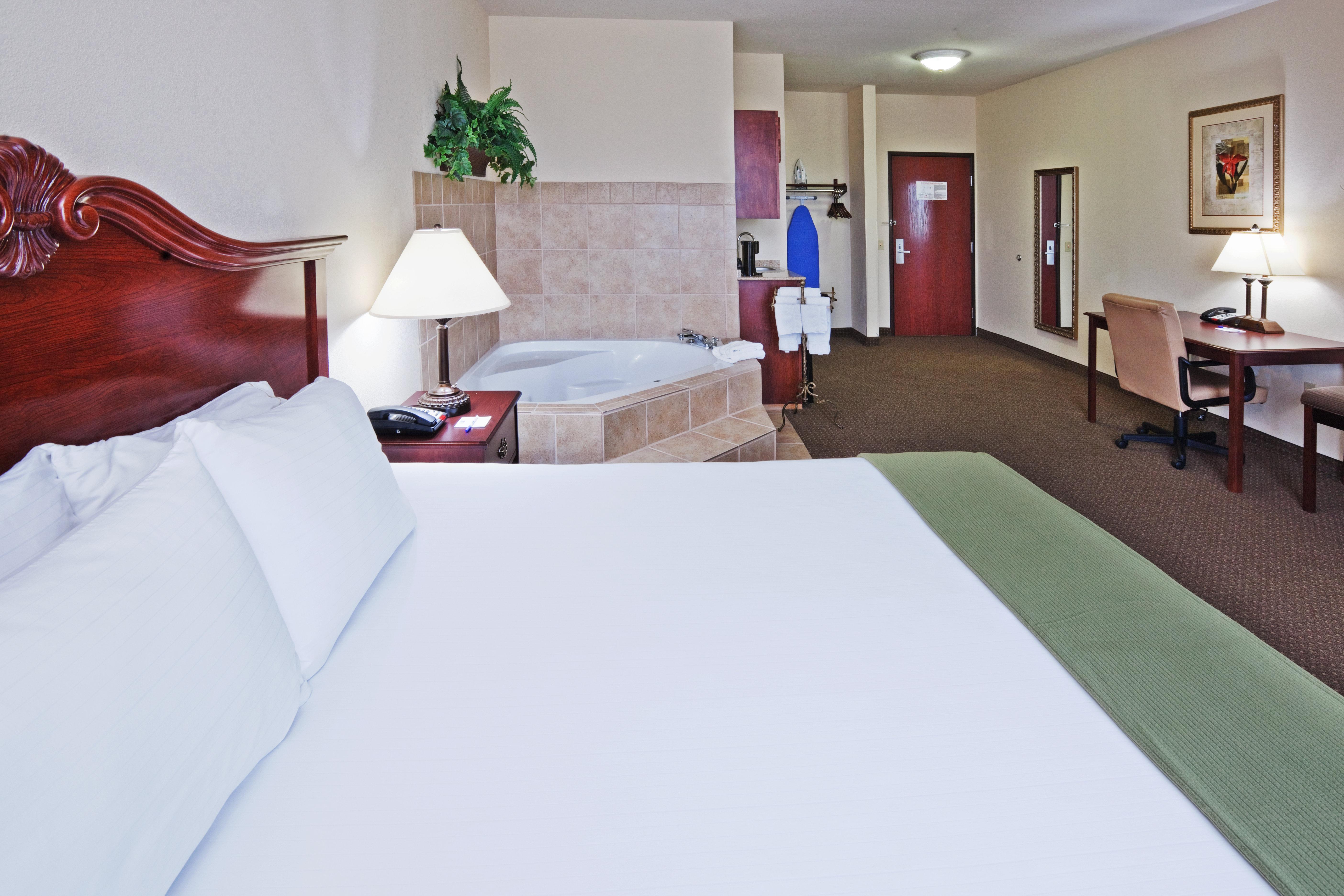 Express & Hwy 270 By Ihg Hotel 3*