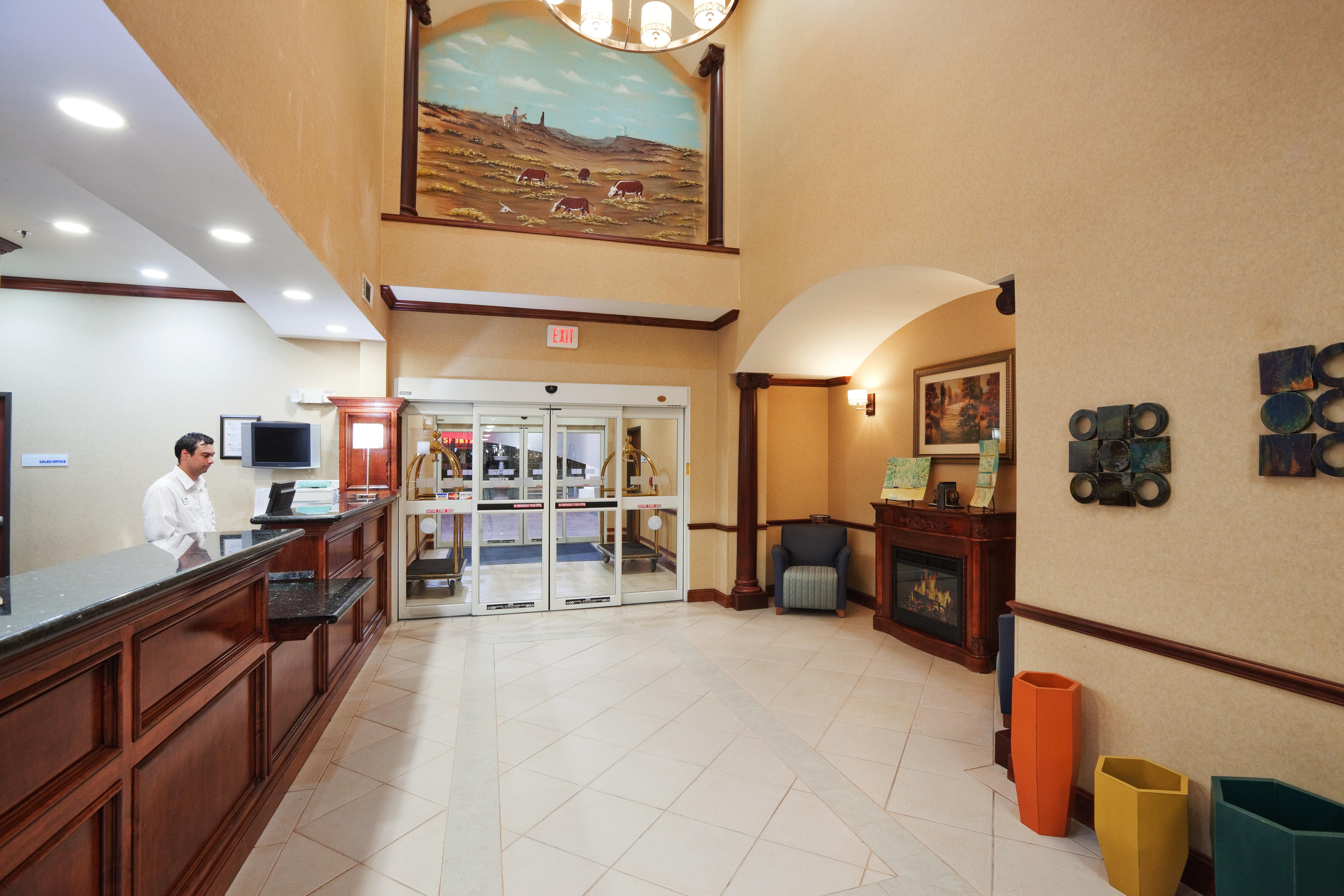 Express & Hwy 270 By Ihg Hotel 3*