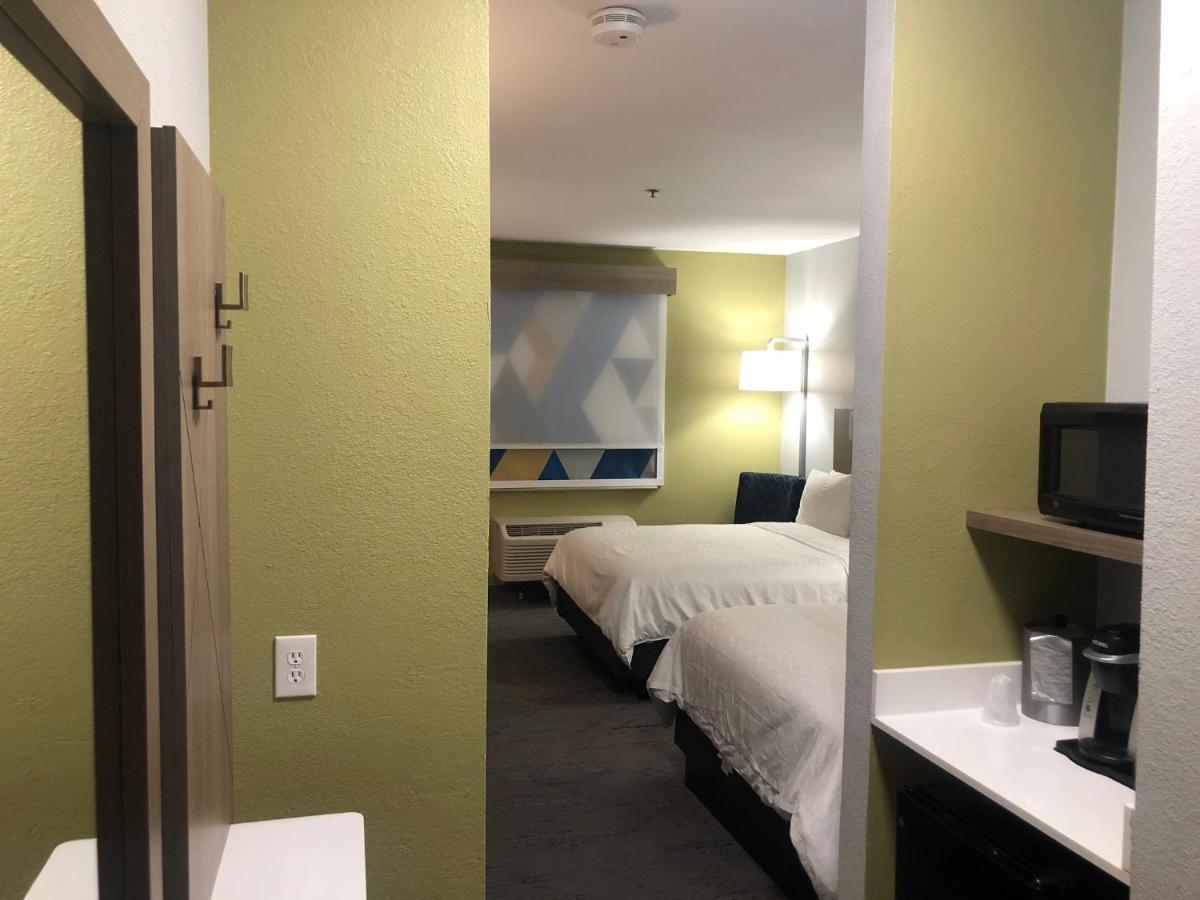 Hotel Express & Hwy 270 By Ihg 3*