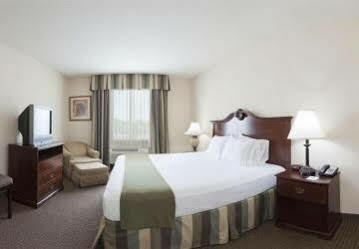 Express & Hwy 270 By Ihg 3*