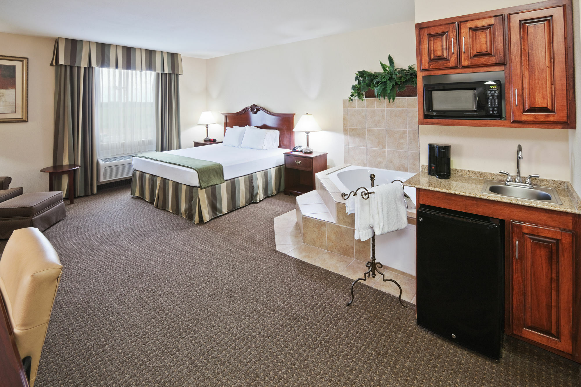 Express & Hwy 270 By Ihg Woodward