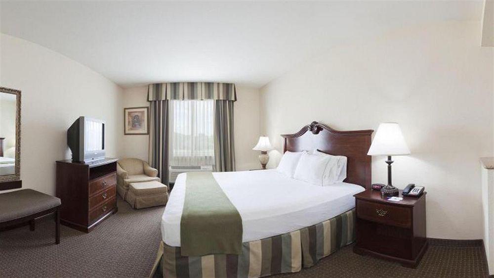 Express & Hwy 270 By Ihg Hotel